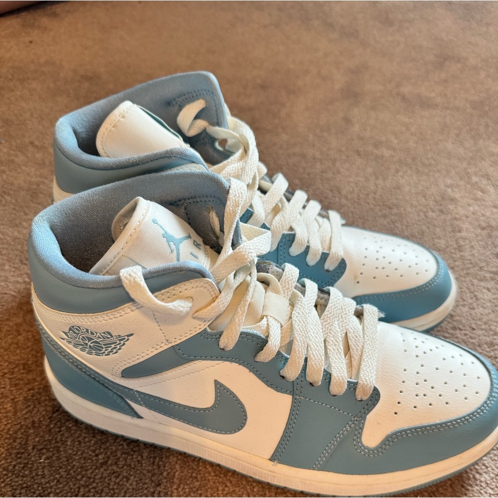 Nike Jordan 1 Mids Women’s Size 9